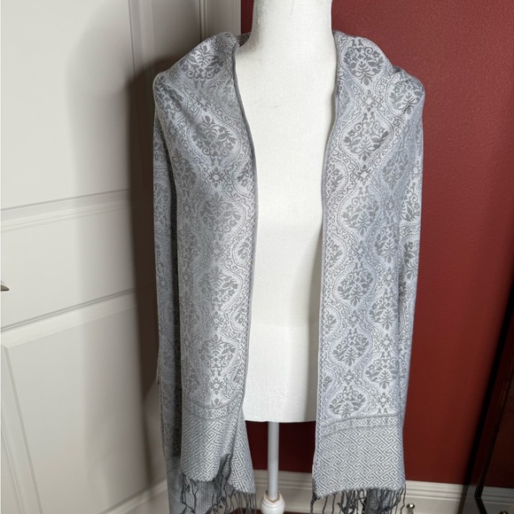Cashmere Pashmina Elegant Gray Patterned Wrap - Picture 2 of 3